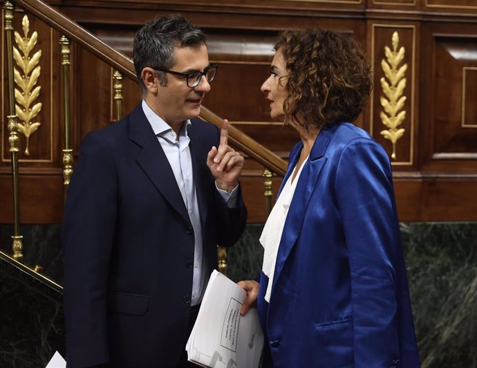 El ministro de la Presidencia, Relaciones con las Cortes y Memoria Democrática, Félix Bolaños y la ministra de Hacienda, María Jesús Montero, durante una sesión plenaria en el Congreso de los Diputados, a 21 de septiembre de 2022, en Madrid (España). 