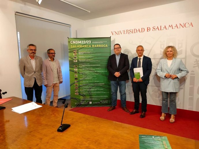 Bernardo García-Bernalt, Luis Barrio, Francisco Lorenzo, Ricardo Rivero y Celia Aramburu, de izquierda a derecha, en la presentación de 'Salamanca Barroca'.