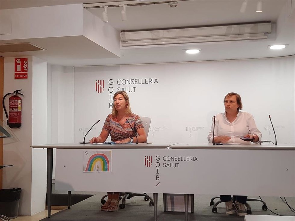 La consellera de Salud y Consumo, Patricia Gómez, con la directora asistencial del IbSalut, Eugenia Carandell.