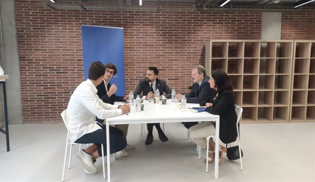 El conseller de Empresa y Trabajo de la Generalitat, Roger Torrent, en una reunión con el ceo de Papermist, Philippe de la Chevasnerie, entre otros