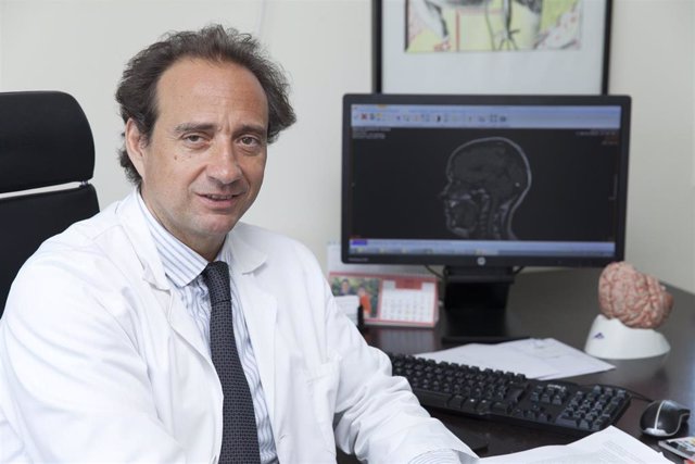 Archivo - El jefe de Departamento de Neurología del complejo hospitalario Ruber Juan Bravo y del Hospital Universitario Quirónsalud Madrid, Rafael Arroyo González