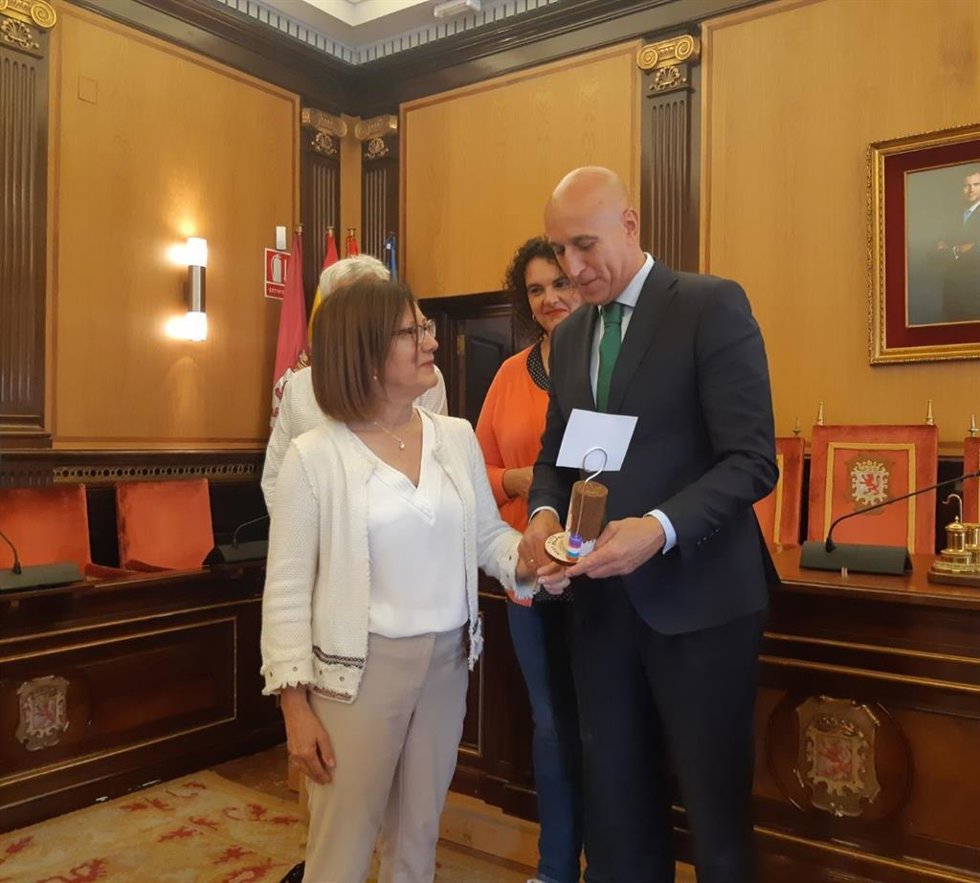 Regina Granja, presidenta de la Asociación y José Antonio Diez, alcalde de León.