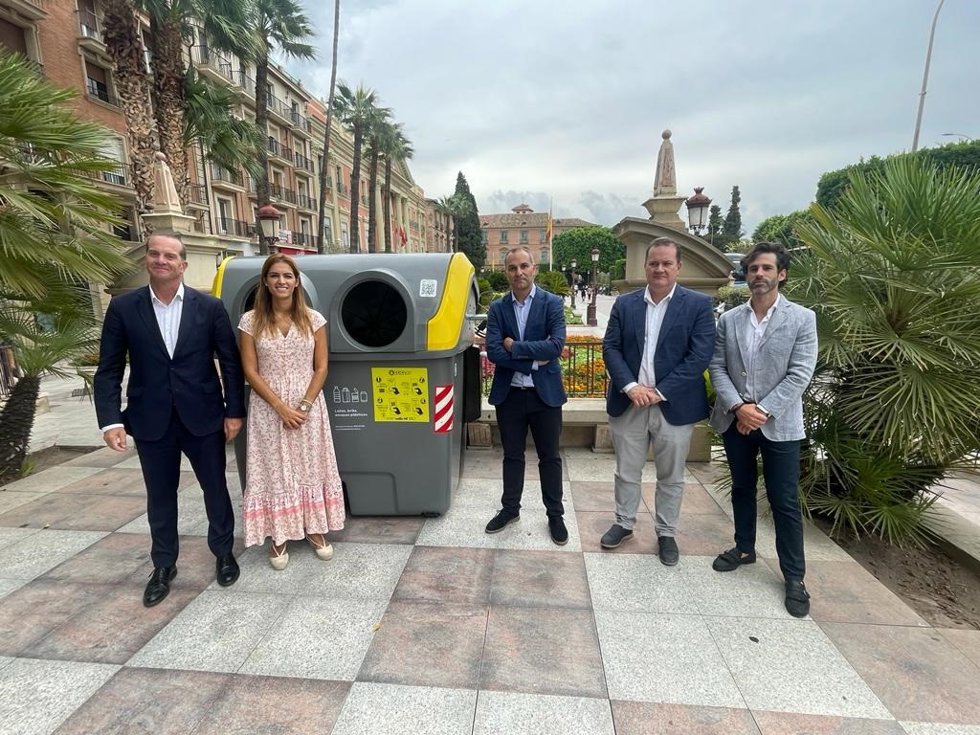 Presentación del proyecto 'Reciclos', un sistema de devolución y recompensa desarrollado por Ecoembes