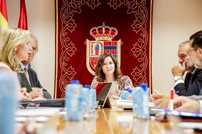 La presidenta de la Comunidad de Madrid, Isabel Díaz Ayuso, preside la reunión del consejo de Gobierno, en el Ayuntamiento de Móstoles, a 21 de septiembre de 2022, en Móstoles, Madrid (España). La reunión se celebra de forma extraordinaria en Móstoles.
