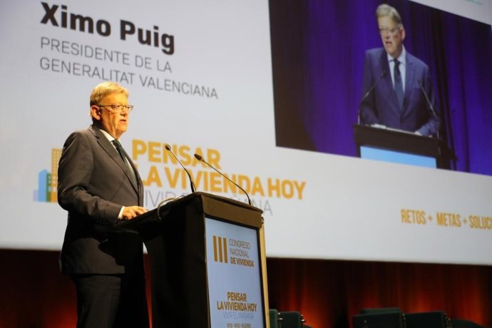 El presidente de la Generalitat, Ximo Puig, participa en la sesión de apertura de la segunda jornada del III Congreso Nacional de Vivienda que se celebra en Valncia.