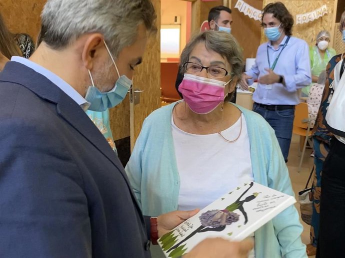 El delegado de Familias, Igualdad y Bienestar Social del Ayuntamiento de Madrid, Pepe Aniorte, junto a una persona mayor con alzhéimer en un centro de día.