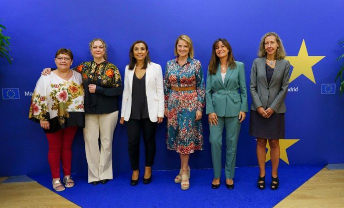 La eurodiputada del PP Rosa Estars, en una reunión con expertas en la lucha contra la violencia de género.