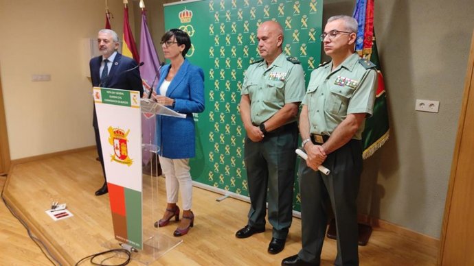 La directora general de la Guardia Civil, María Gámez, y a su izquierda el subdelegado del Gobierno, Pedro de la Fuente.