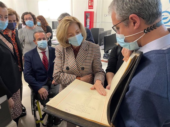 Archivo - La consejera de Familia, Juventud y Política Social, Concepción Dancausa, durante su visita a la Fundación Prodis, una entidad que trabaja por la plena inclusión social de las personas con discapacidad intelectual.