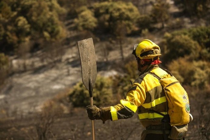 Un efectivo de extinción de incendios