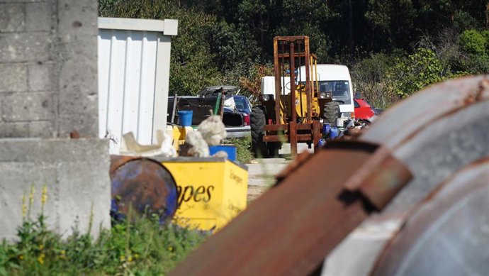 Exterior de una de las naves registradas el martes 20 de septiembre de 2022, en el marco de la operación contra el tráfico de heroína desarollada en municipios de O Salnés