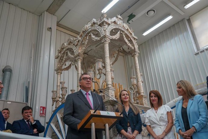 El consejero de Turismo, Cultura y Deporte, Arturo Bernal, durante su intervención en la visita a el Instituto Andaluz de Patrimonio Histórico para ver el depósito de la carroza y el simpecado de la Hermandad del Rocío de Huelva para su intervención
