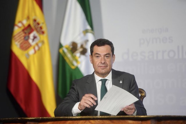 El presidente de la Junta de Andalucía, Juanma Moreno, este miércoles, en el acto institucional de firma del decreto ley de bajada de impuestos frente a la inflación aprobado ayer en el Consejo de Gobierno.