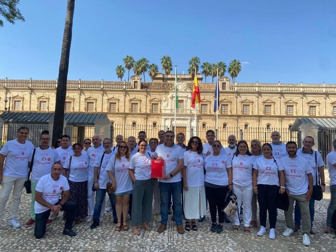 CCOO entrega firmas en el Parlamento andaluz para el "reconocimiento" del personal técnico de la sanidad pública