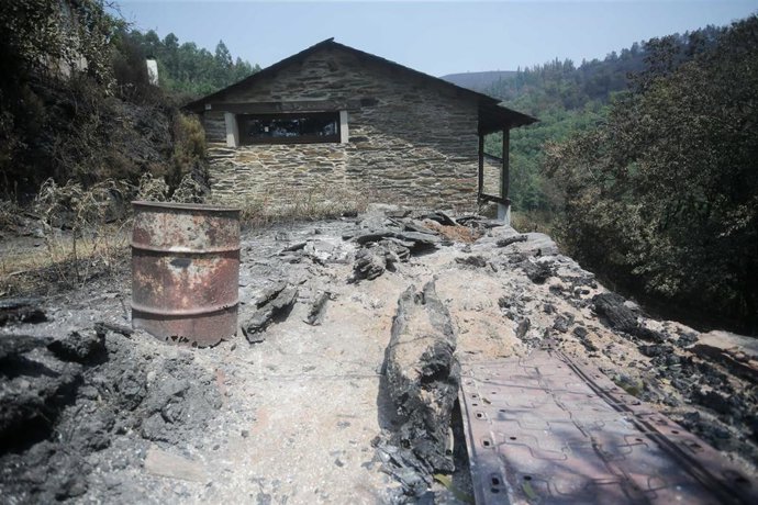 Archivo - Una vivienda calcinada afectada por el fuego de Folgoso do Courel en la aldea de Río de Bois, a 20 de julio de 2022, en  Pobra do Brollón