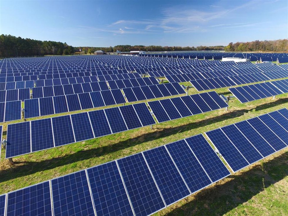 Planta fotovoltaica con placas solares