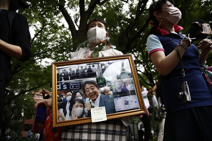 Archivo - Una seguidora del exprimer ministro de Japón Shinzo Abe.