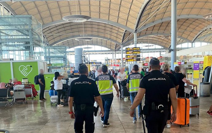 Nota De Prensa: "La Detención Por Parte De La Policía Nacional De Dos Activos "Carteristas" Culmina Con Una Orden De Alejamiento Del Aeropuerto Alicante Elche "