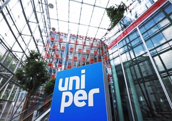 Archivo - FILED - 13 June 2022, North Rhine-Westphalia, Duesseldorf: The company logo stands in the foyer of the head office of the energy company Uniper. Struggling German energy group Uniper has applied for 4 billion ($4 billion) in extra credit to h