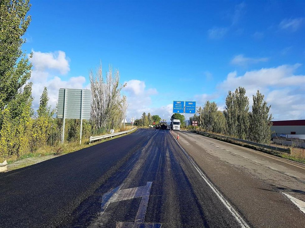 Archivo - Carretera A-4075, vía de acceso al aeropuerto de Granada desde la A-92, en imagen de archivo
