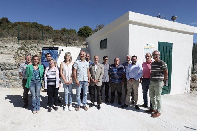 El consejero Ciriza, junto con el presidente de la Mancomunidad de la Comarca de Pamplona, David Campión, y el alcalde de Goñi, Gumersindo Induráin, junto con las personas asistentes a la presentación