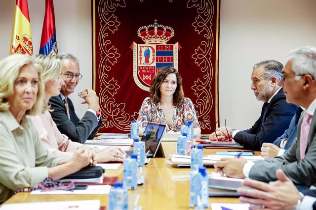 La presidenta de la Comunidad de Madrid, Isabel Díaz Ayuso, preside la reunión del consejo de Gobierno, en el Ayuntamiento de Móstoles, a 21 de septiembre de 2022, en Móstoles, Madrid (España). La reunión se celebra de forma extraordinaria en Móstoles.