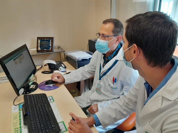 El jefe de servicio de Neurología en el Hospital Universitario Virgen de las Nieves, Adolfo Mínguez, consulta un informe junto al neurólogo Juan Carlos Romero.