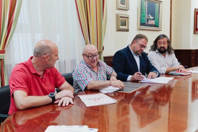 El alcalde de Mérida firma un nuevo convenio con la Unión de Cooperativas de Trabajo Asociado para formentar el autoempleo en la ciudad.
