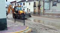 Operarios municipales trabajan para restablecer la normalidad en Casanueva y Zujaira (Granada) tras la tormenta