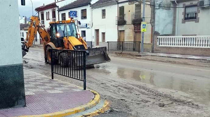 Recogida de barro en Pinos Puente (Granada) tras las últimas lluvias