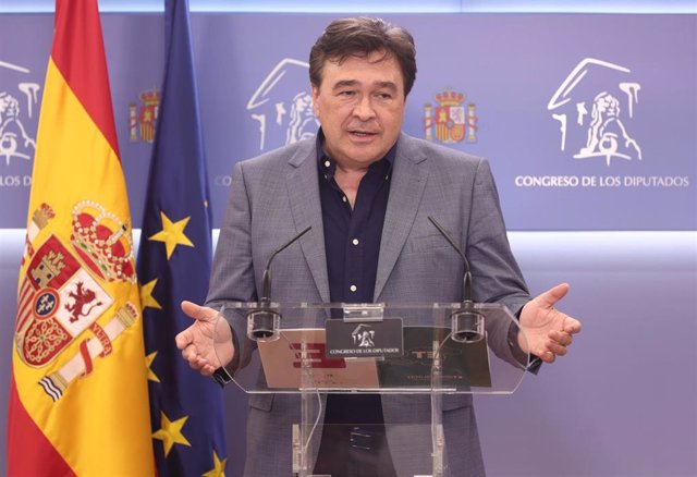 Archivo - El diputado de Teruel Existe, Tomás Guitarte, en una rueda de prensa en el Congreso 