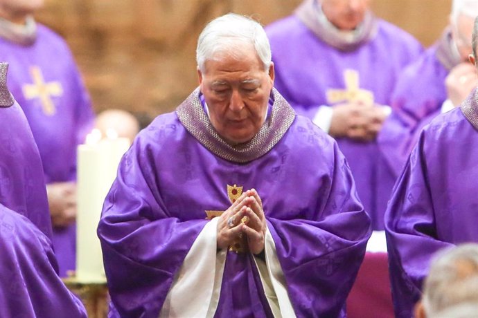 Archivo - El obispo de Alcalá, Juan Antonio Reig Pl durante una misa en el Santuario del Sagrado Corazón del Cerro de los Ángeles en Getafe.