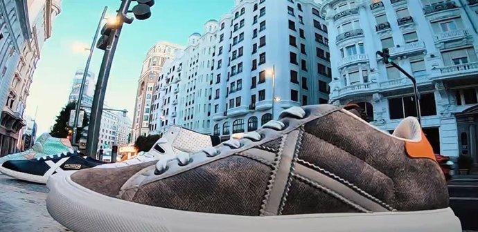 Las zapatillas de Munich 'vuelan' en la Gran Vía de Madrid.