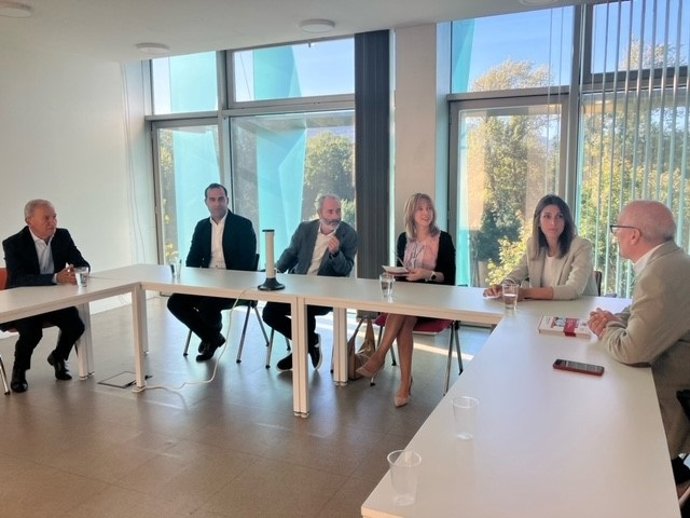 Reunión de la consejera de Hacienda del Principado de Asturias, Ana Cárcaba, con la directiva del Clúster TIC, en el Parque Científico y Tecnológico de Gijón