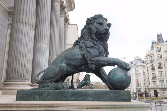 Archivo - Estatuas de leones en la entrada del Congreso de los Diputados durante el estado de alarma decretado por el coronavirus, en Madrid (España), a 16 de marzo de 2020.