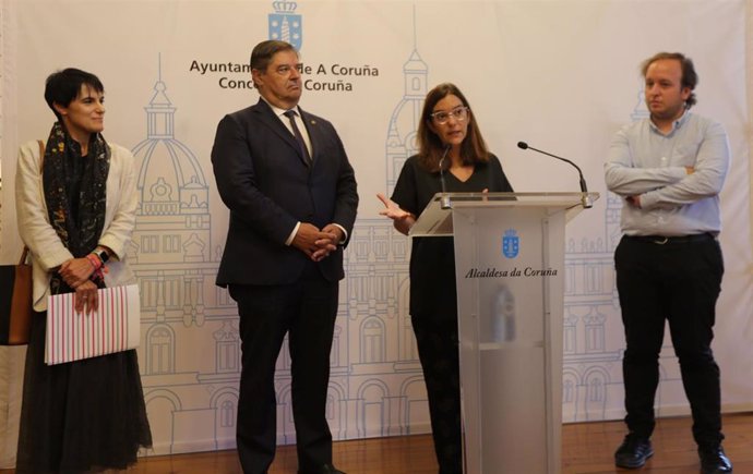 La alcaldesa de A Coruña, Inés Rey, y el rector de la UDC, Julio Abalde, presentan las nuevas tarifas del bus para estudiantes universitarios