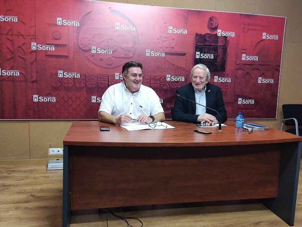 José Luis Ruiz (izda) y Jesús Bárez presentan el programa de las fiestas de San Saturio de soria.
