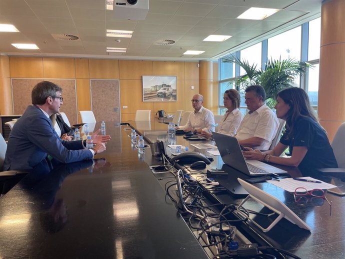 EL director general de la fábrica de Mercedes-Benz España en Vitoria-Gasteiz, Emilio Titos, ha presentado al alcalde de la capital alavesa, Gorka Urtaran, la propuesta de ampliación de la planta