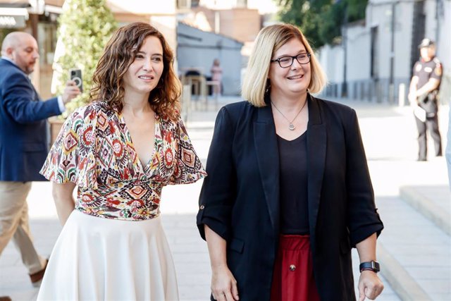 La presidenta de la Comunidad de Madrid, Isabel Díaz Ayuso, a su llegada a la reunión del consejo de Gobierno, en el Ayuntamiento de Móstoles, a 21 de septiembre de 2022