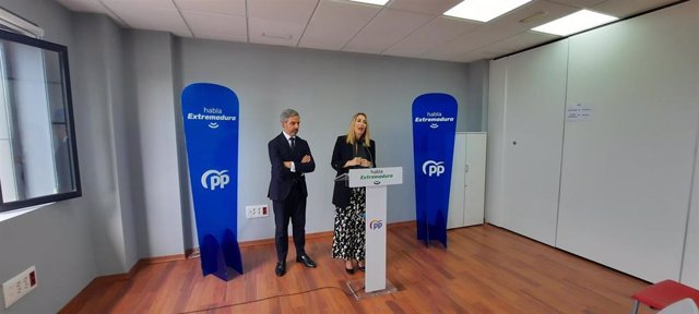 La presidenta del PP de Extremadura, María Guardiola, y el vicesecretario de Economía del PP, Juan Bravo, en rueda de prensa en Badajoz
