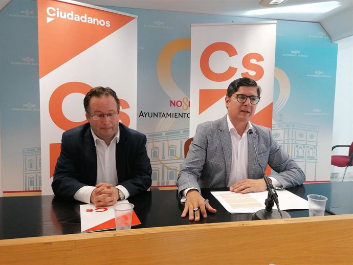 El portavoz de Ciudadanos (Cs) en el Ayuntamiento de Sevilla, Álvaro Pimentel, junto al concejal Lorenzo López Aparicio, atiende a los medios en una rueda de prensa.