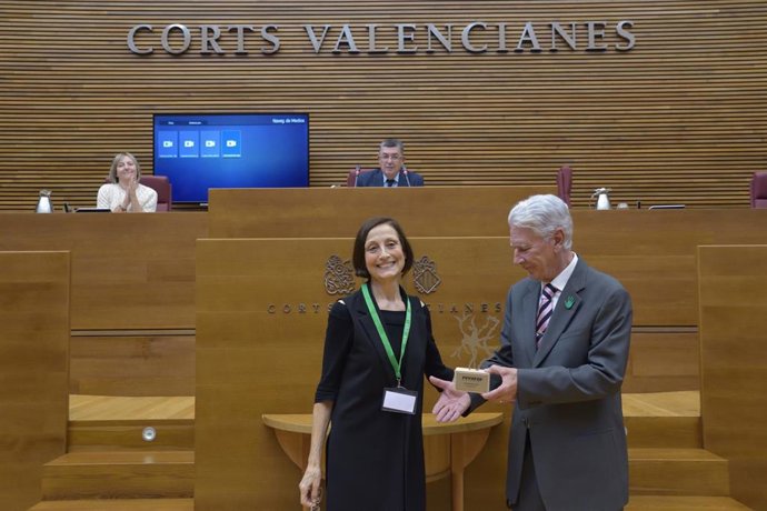 Carme Elias recibe un reconocimiento en el 25 aniversario de FEVAFA en Les Corts