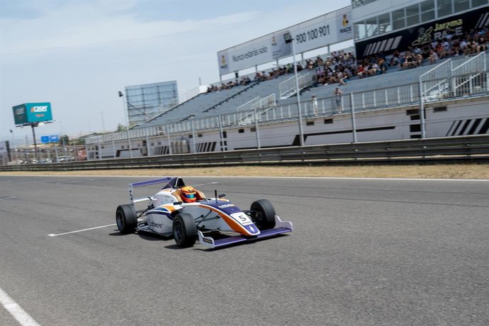 Archivo - Un coche de Fórmula 100% eléctrico durante el campeonato Software AG ERA Championship, previo a la primera edición del Mundial de Turismos Eléctricos-FIA ETCR World Cup, en el circuito Madrid Jarama-RACE, a 18 de junio de 2022, en San Sebastiá