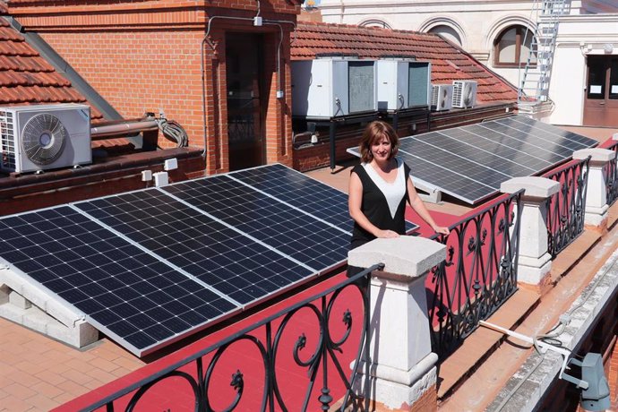 La concejal, María Sánchez, junto a unas placas solares.