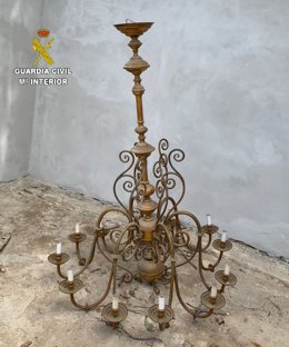 Lámpara de valor histórico robada de un hotel de Castellar de la Frontera (Cádiz) e intervenida por la Guardia Civil, que ha detenido a tres personas