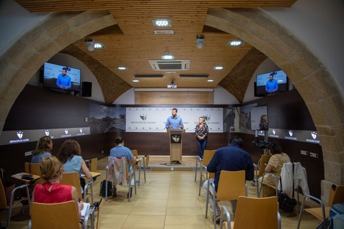 El diputado de Reto Demográfico, Álvaro Sánchez Cotrina, y la diputada de Políticas Sociales, Amelia Molero, en una rueda de prensa en la Diputación de Cáceres