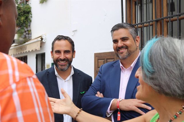 El secretario general del PSOE de Málaga, Daniel Pérez, y el alcalde de Mijas, Josele González, en un acto en el municipio