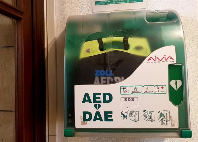 Uno de los desfibriladores instalados.