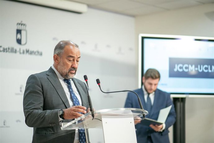 El rector de la Universidad de Castilla-La Mancha (UCLM), Julián Garde.