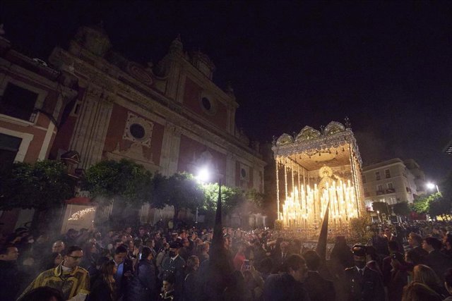 Archivo - Palio de la Virgen de la Concepción, de la Hermandad del Silencio, a su paso por la plaza del Salvador, en la Semana Santa en Sevilla 2022.